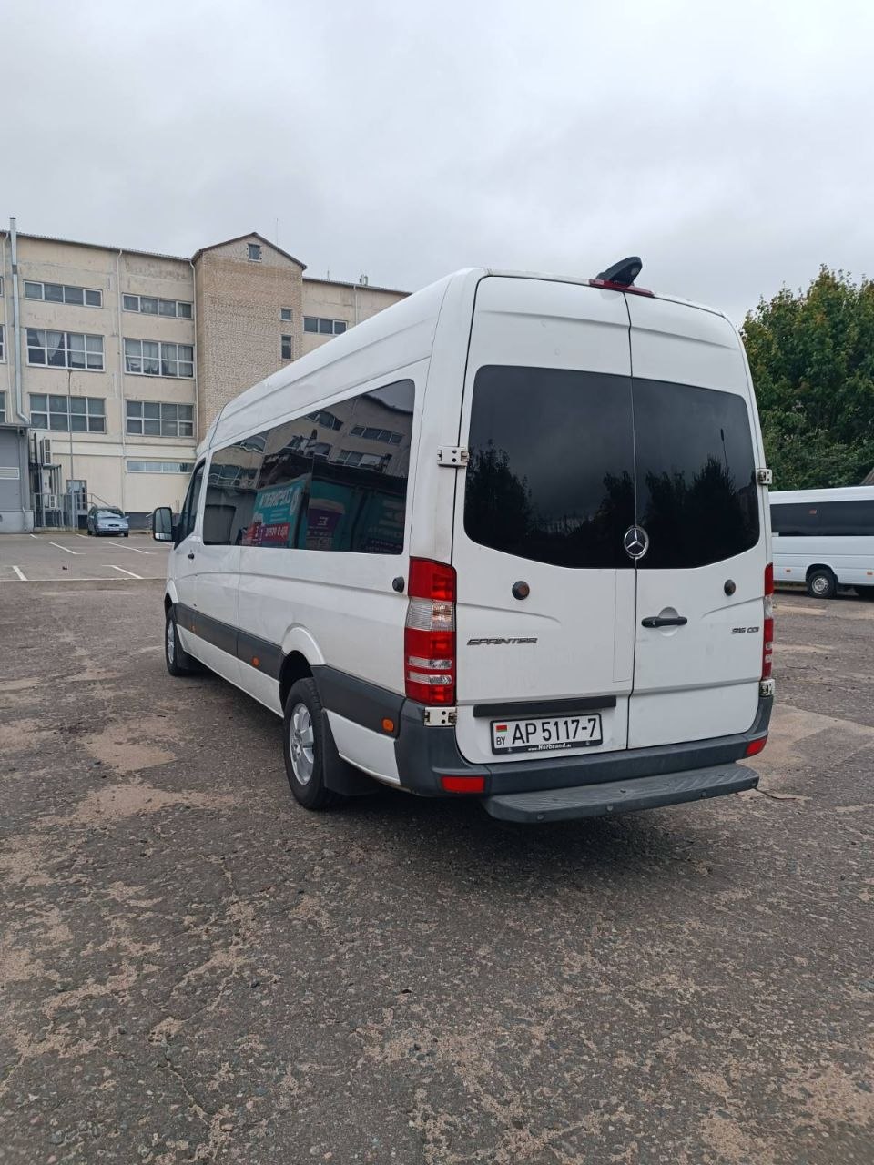 Комфортные сиденья в микроавтобусе для поездок